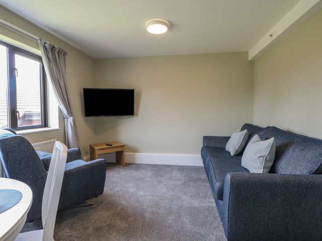 Marine Court Three Bedroom First-floor Apartment - 1174664 - photo 4