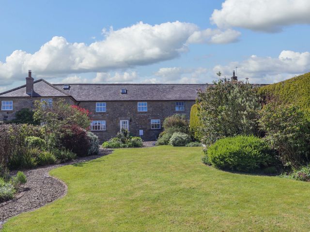 A house with a garden and grass at 3 Christon Bank Mews in Christon Bank