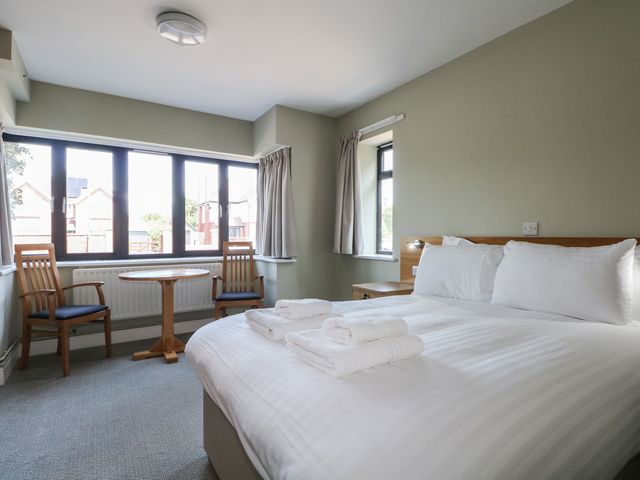 Marine Court Ground-floor Double Bedroom with Wet Room - 1174701 - photo 3