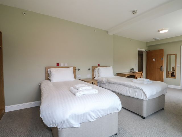 Marine Court Ground-floor Accessible Twin - 1174759 - photo 2