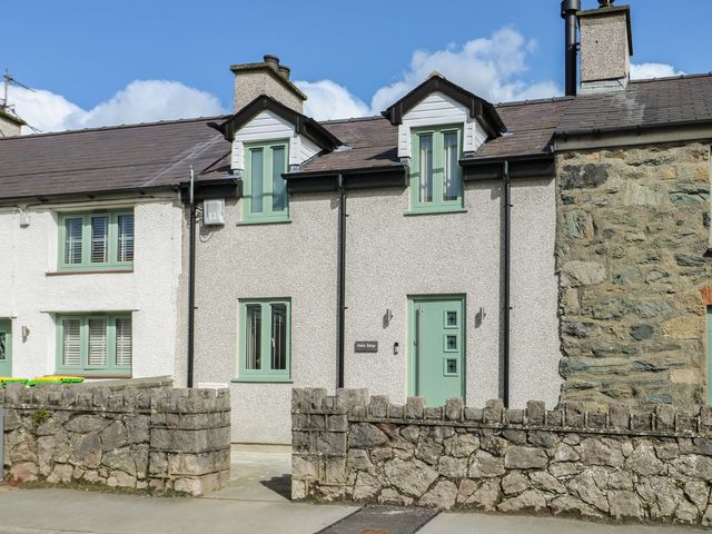 A house with a stone fence at Hen Siop in Niwbwrch (Newborough)