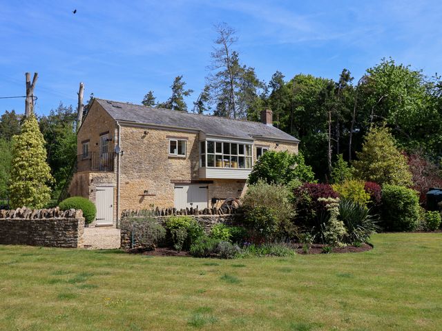 A house with garden and trees at Cleveley Mill in Enstone