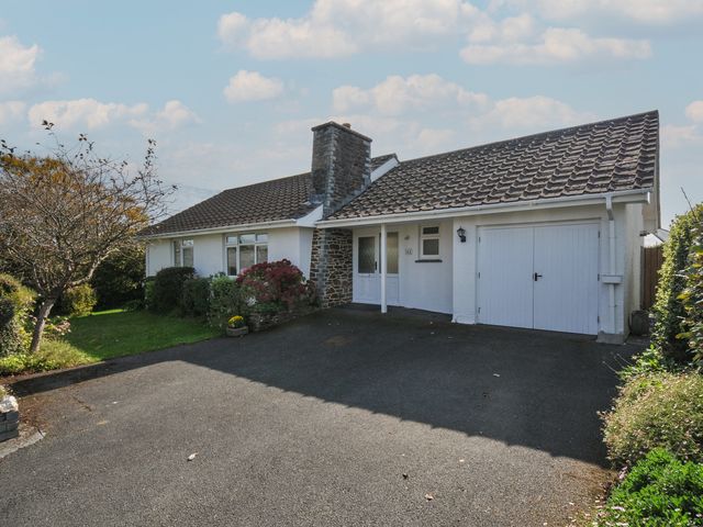 A house with a garage and driveway at 42 Little Trelyn in Wadebridge