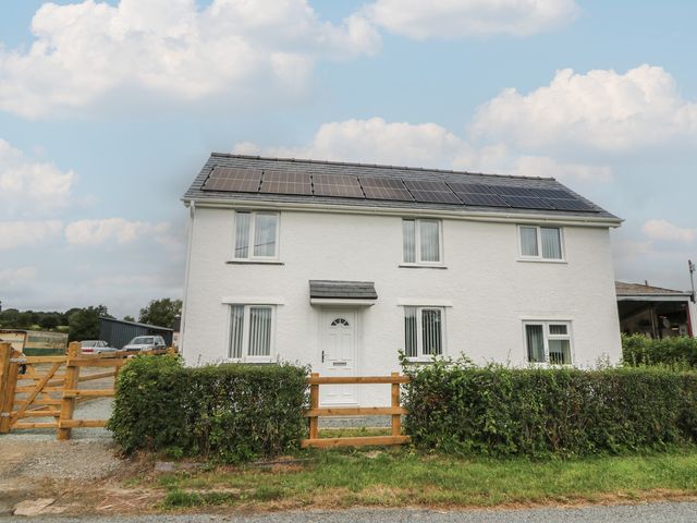 A house with solar panels and a hedged garden at Glandwr House in Llandrindod Wells