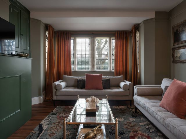 A living room with sofas and a coffee table at The Gatehouse in Peterborough