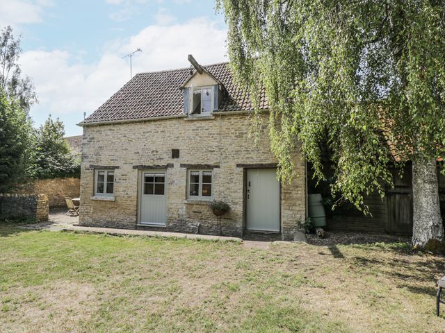 A stone house with a garden at Stable cottage Sopworth near Sherston