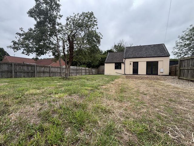 A house with a yard at The Studio in Marsham near Aylsham