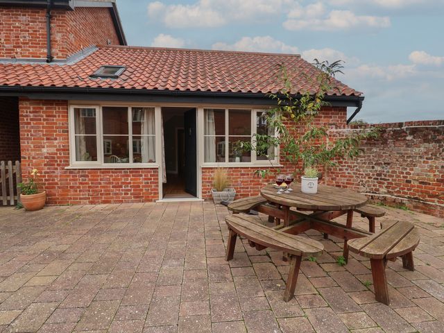 An outdoor area with a table and chairs at Fisherman's Rest in Ipswich