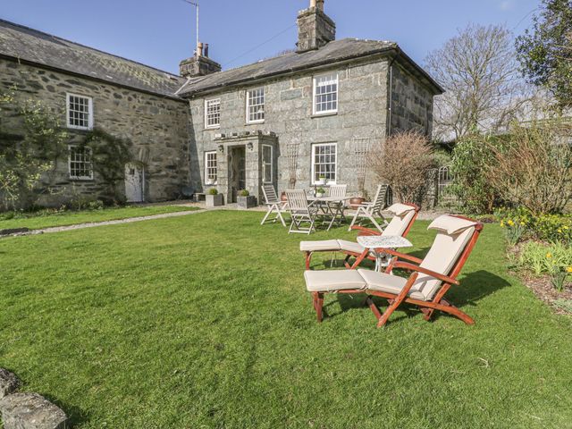 A garden with chairs and a table at Bwthyn Morse in Llanfair
