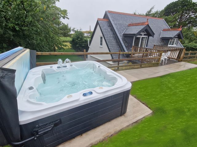 A hot tub near a house at The Gatekeepers Cottage - Skerry Vore Bryn Pydew near Llandudno Junction