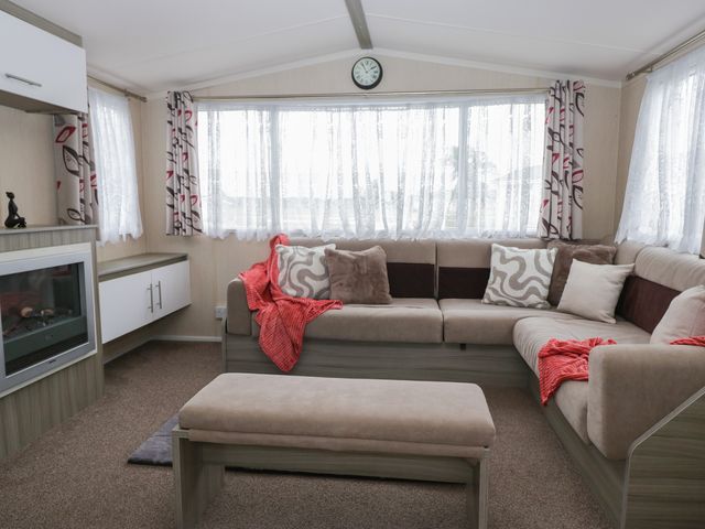 A living room with a sofa and coffee table at Heathfield Park S4