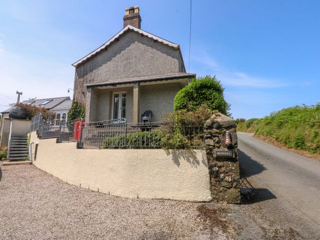 A house with a gravel driveway at Disgwylfa in Sarn Mellteyrn