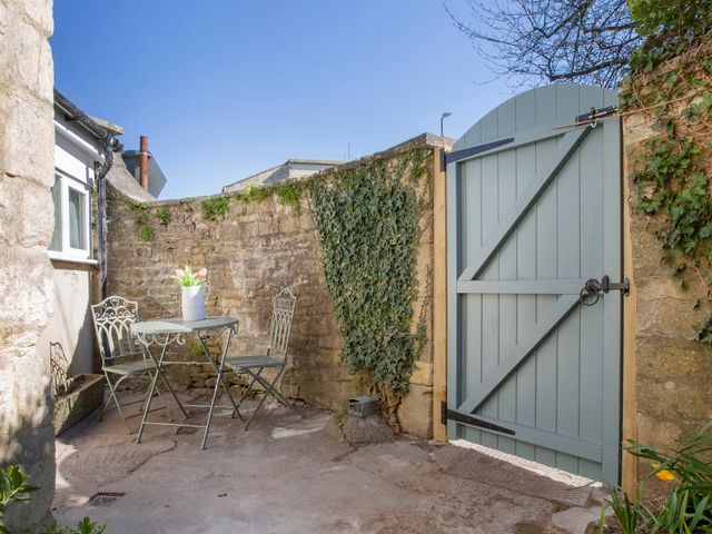 A garden with a table and chairs at Apartment 1, 86 Dyer Street Cirencester