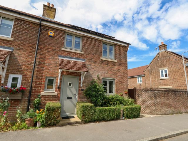 A house with a garden and front door at 31 Bull Lane in Dorchester