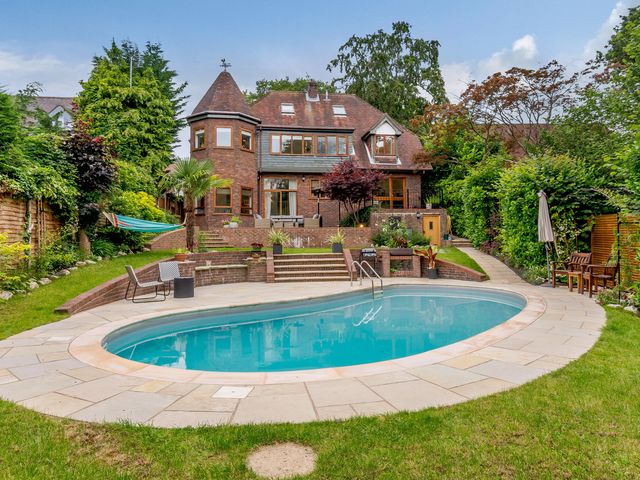 A house with swimming pool and garden at Forest Getaway