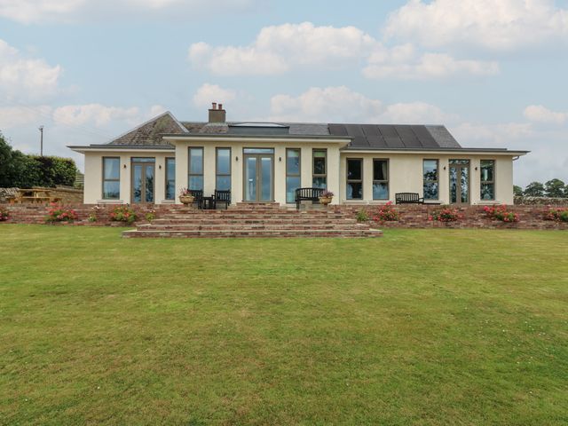 A house with steps and garden at Lower Lodge in Cupar