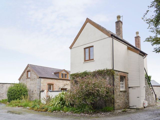 A house with windows and a garden at Horseshoe Cottage in Budock Water near Falmouth