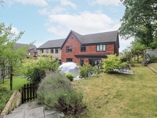 A house with a garden at Rockcliffe Grange in Mansfield