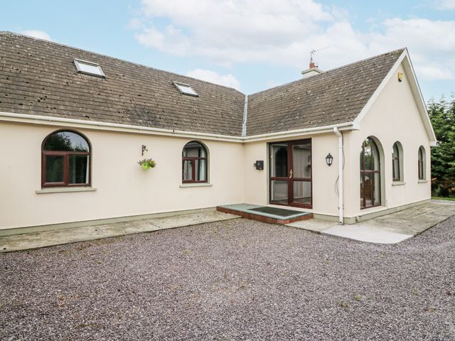 A bungalow with a pathway at Lilly's Bungalow in Clonakilty, County Cork