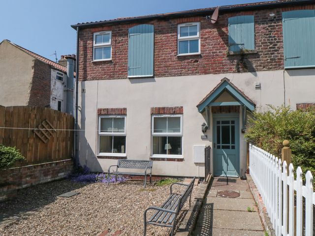 An outdoor area with a bench and gravel at 4 Londesborough Mews