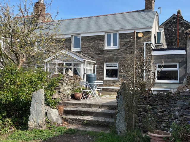 A house with a garden and patio at Sunnybrae Cottage in Tintagel