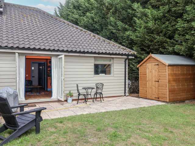An outdoor area with a house and a shed at Annexe East End near Brantham