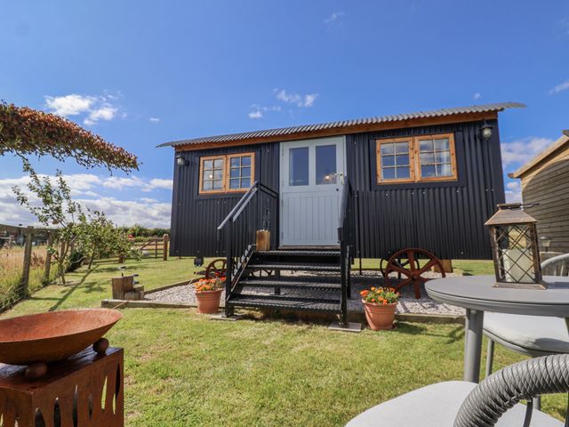 A mobile home with steps and landscaped outdoor area at Wolds Hoot in Market Weighton