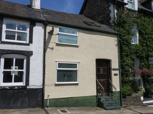 An entrance with steps and windows at 3 York Place in Conwy