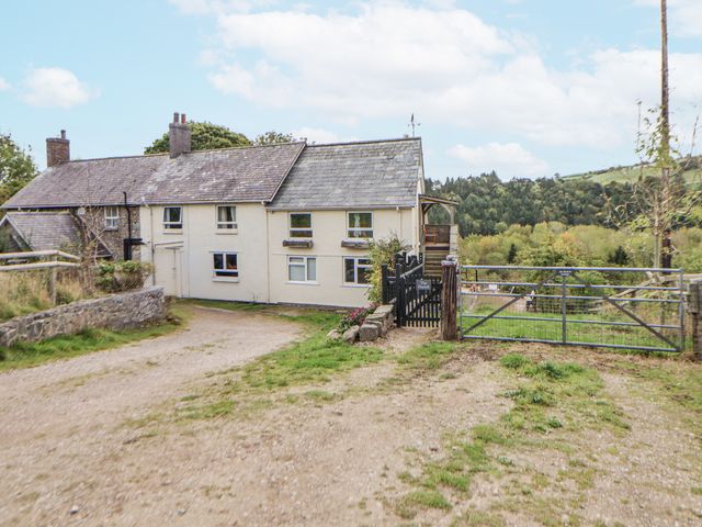 A house with a gate and garden at The Hayloft in Bodelwyddan