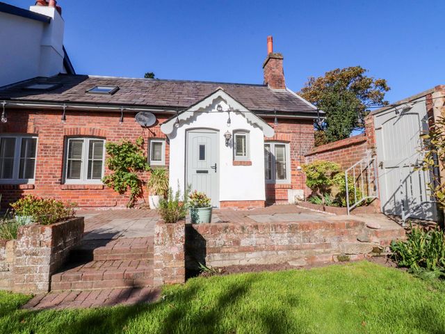 A cottage with a garden and steps at Cottage in 