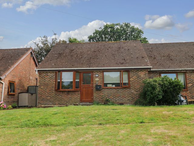 A house with garden in front at Daisy Cottage in Pevensey
