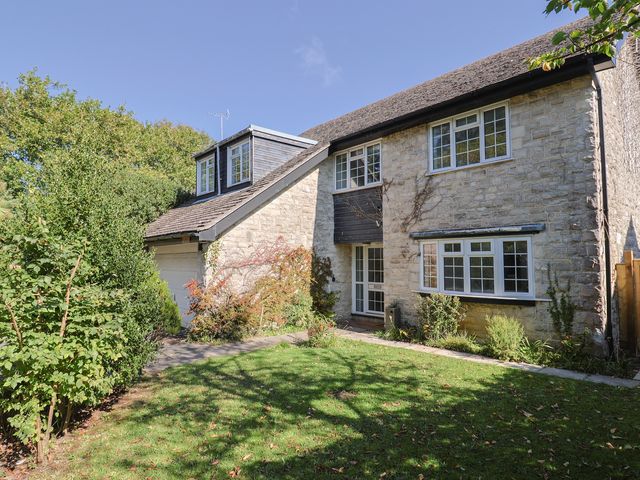 A house with a garden at Oakwood in Chideock