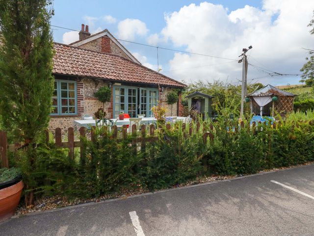 An outdoor area with a house and garden furniture at Piddle Inn in Piddletrenthide