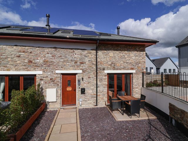 An outdoor seating area with a table and chairs at Butterfly Days in Bideford