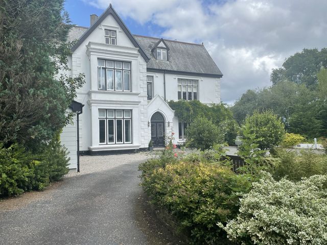 A house with garden and gravel driveway at Queensbury Loft in Par