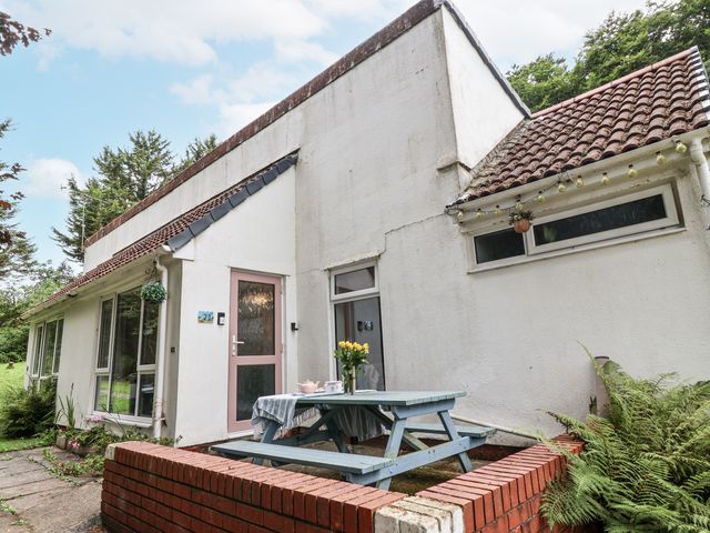 A house with a table and bench in the outdoor area at Manorcombe 21 Honicombe Holiday Village near Gunnislake