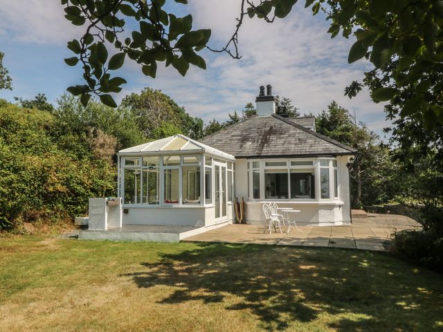 A house with a conservatory and garden at Seaview Hafod Y Graig in Morfa Bychan