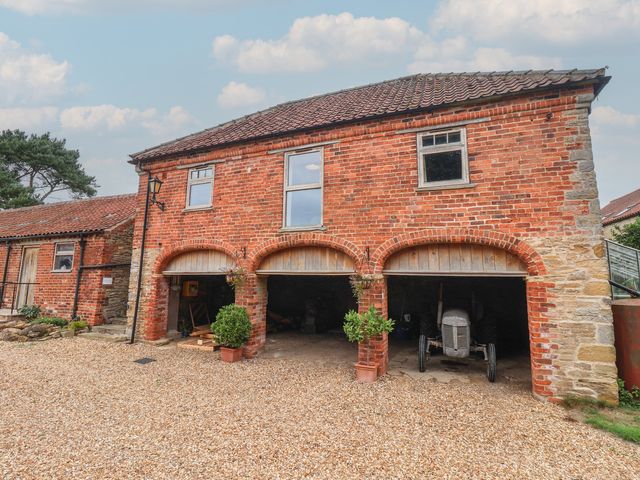 An outdoor building with garages at The Annex at Manor Farm 
