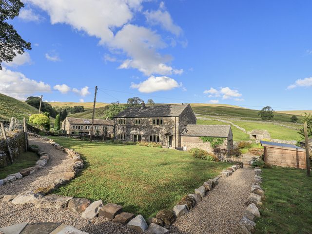 An outdoor view of a house with a garden at Hallbeck near Kettlewell