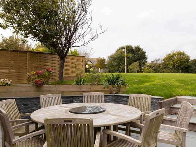 A garden with a round table and chairs at Rose Cottage in Wadebridge
