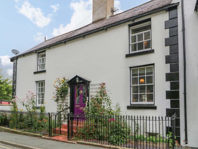 A house with a purple door and garden at Bryn Dwr in Llangollen