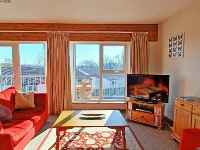 A living room with a television and a coffee table at the property in 