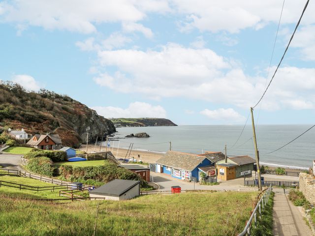 A beach scene with houses and a road at Awel Deg, Tresaith
