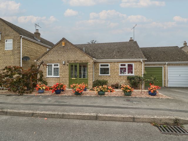 A house with flower pots in front at Evergreen in Broadway
