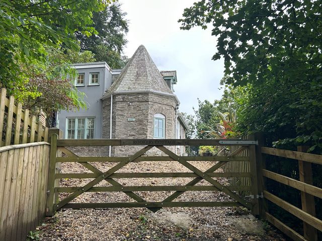A house with a gate and gravel driveway at Rookery Cottage in Lynton
