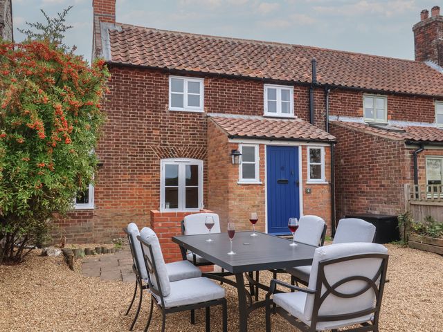 A garden with a table and chairs at 6 Gravel Hill in King's Lynn