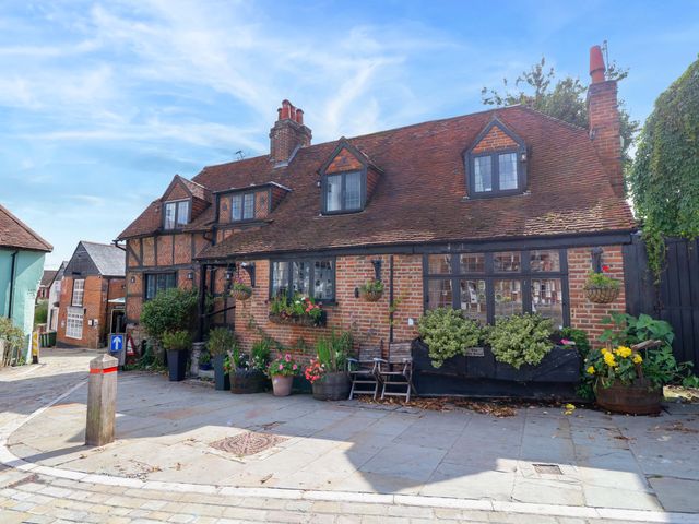 A building with flowers and windows at The Old House in Hamble