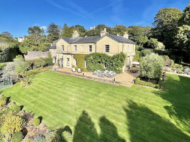 A house with a garden and patio at St Anne's Manor in Torquay