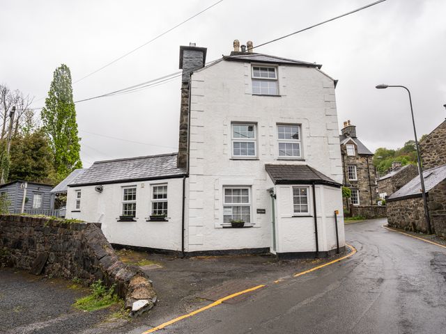 A house located at a street corner at Garn View in Dolgellau