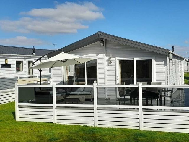 Carlton Meres Holiday Park - Holiday Accommodation 16968 - 1186167 - photo 1 